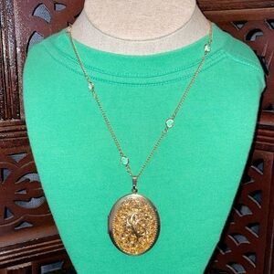 Vintage 1970’s Gold Tone Oval Locket